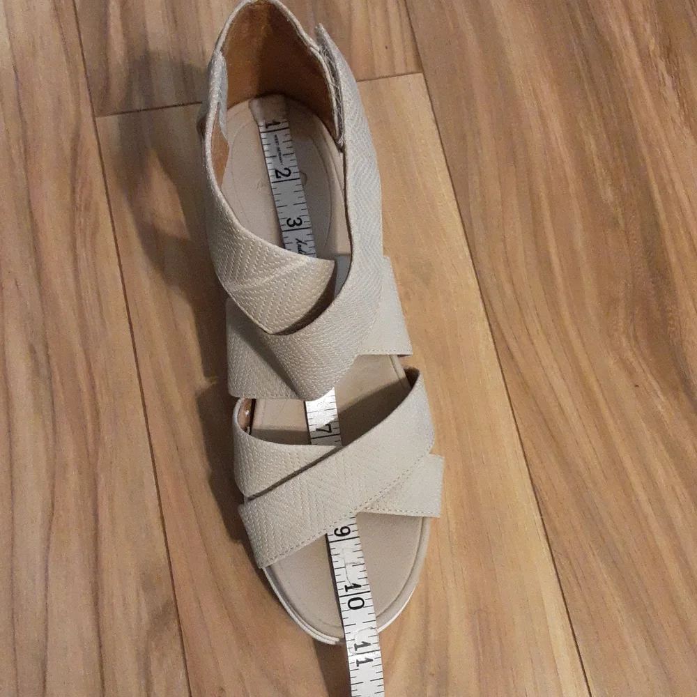Dr. Scholl's Skips Platform Sandal.